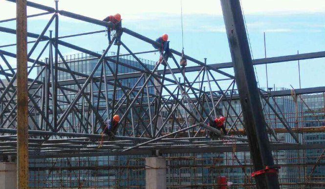 牡丹江论网架装配施工中搭设脚手架应当留神的事故